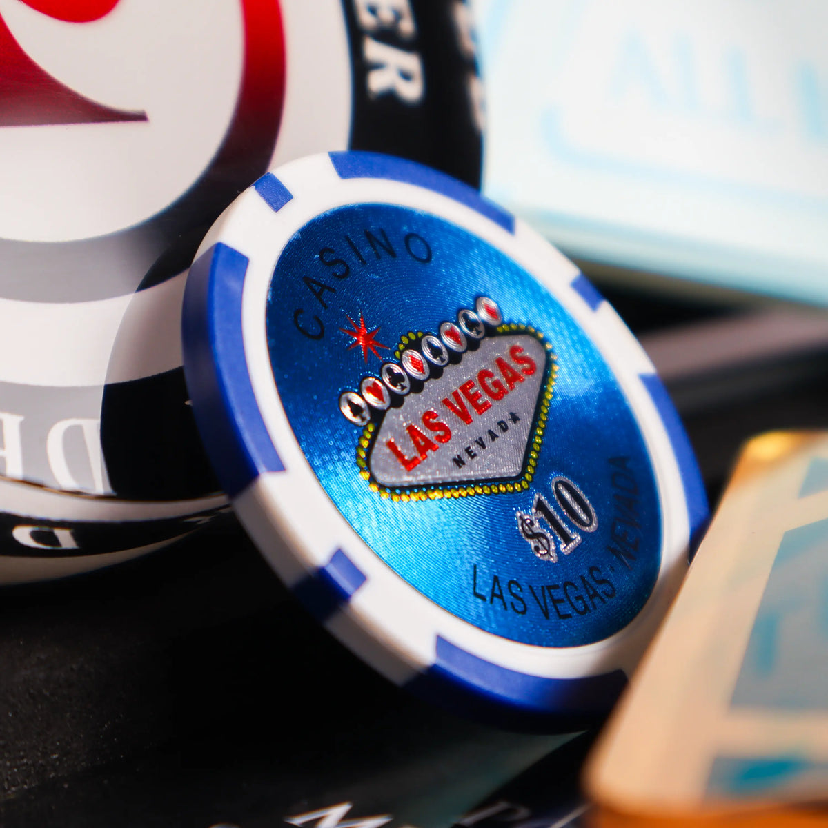 Stapel bunter Pokerchips auf einem grünen Tisch