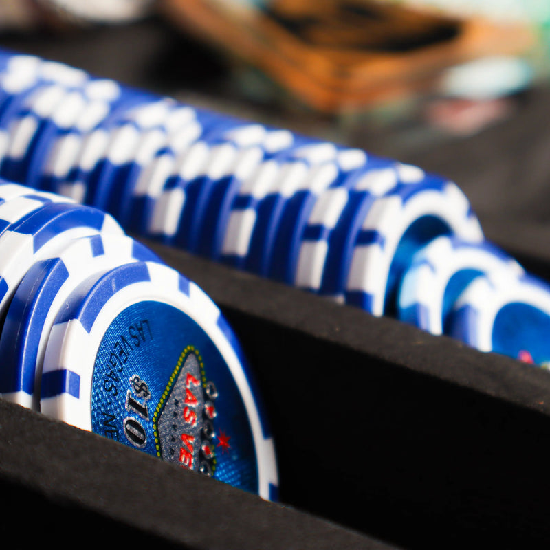 Farbige Poker-Chips aus Composite-Material auf einem grünen Tisch