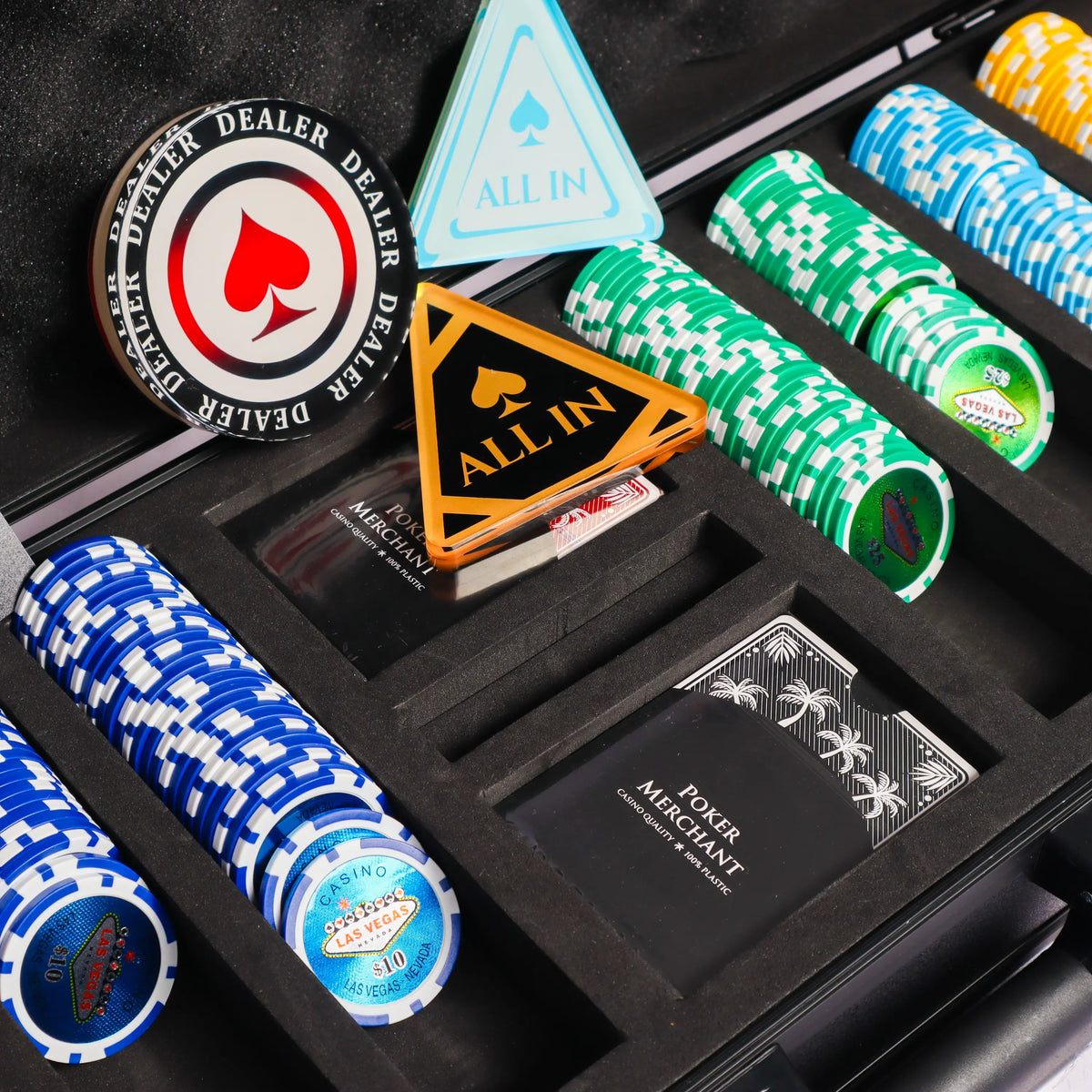 Poker-Set mit Chips und Karten auf einem Tisch
